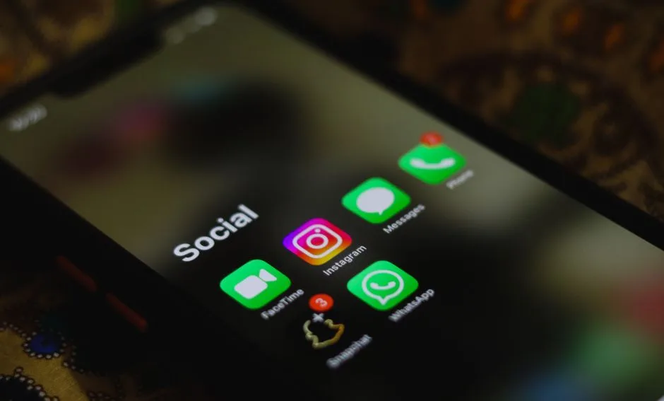 Mobiltelefon med digitala kanaler på skärmen
